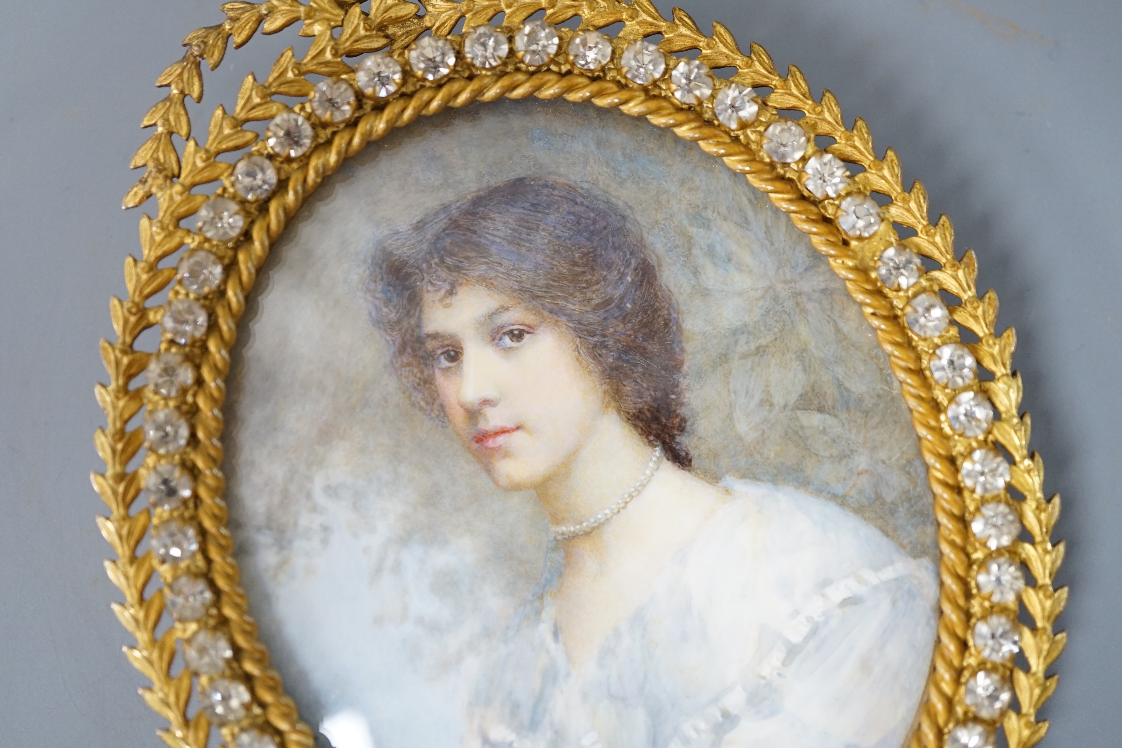 Edith Rowland (1901-1940) watercolour on ivory, portrait miniature of Maud. Paste and gilt metal frame - 10cm high